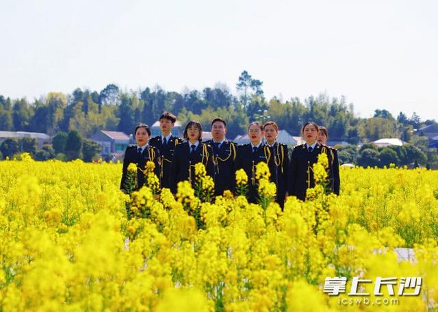 赴江背花田之约！合唱、T台秀、飞花令轮番上演，春日氛围感拉满