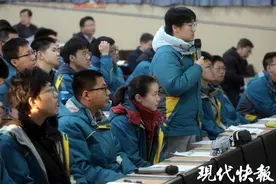 以DeepSeek为代表的AI智能工具进课堂，南京这所高中掀起创新热潮图片