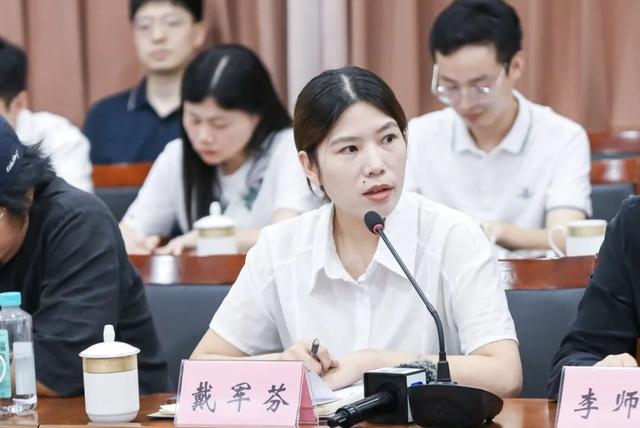 何中伟主持召开“民生面对面”活动