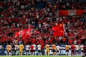 现场球迷大喊伊万下课，日本球迷说没想到中国队这么弱图片