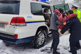 多部门提前行动 十堰积极应对低温雨雪天气保畅通图片