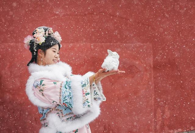 雪落钟鼓楼、什刹海，市民、游客邂逅京城初雪浪漫