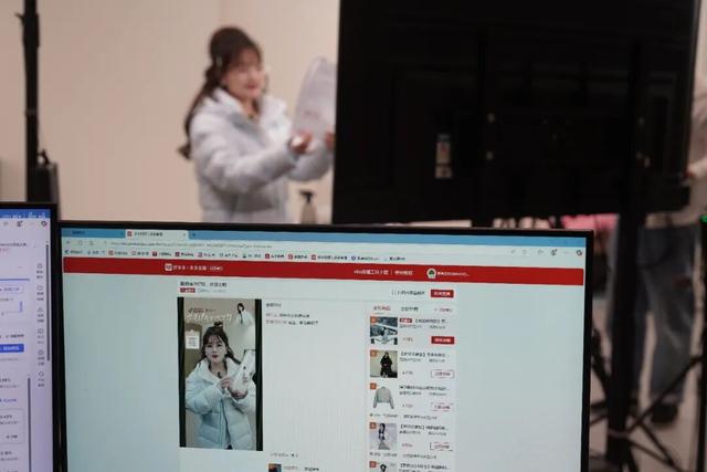 退伍老兵爆改平湖羽绒服：请杨超越代言，在拼多多年销八千万