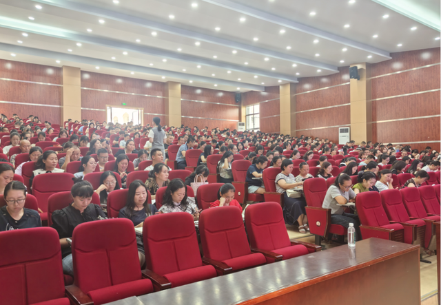 AI技术赋能教学！余庆县1200余名教师集中“充电”提升数字素养