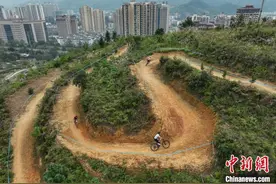 贵州玉屏：自行车选手山地竞速图片