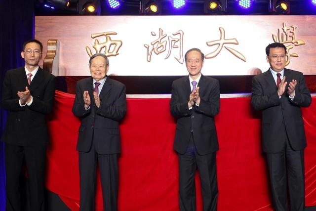 “先生已入星河”，西湖大学发文深切悼念杨振宁