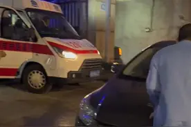 救护车遭轿车挡路后病人去世，家属：抢救被耽误，将起诉车主和物业图片