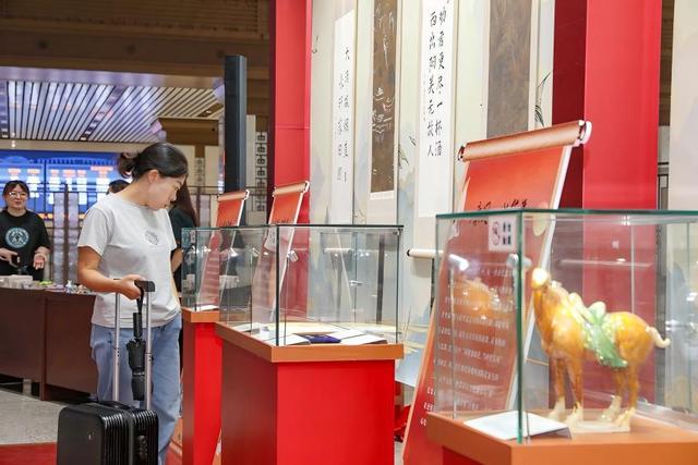 盛唐风华 跃然“站”前 西安火车站里的唐风文化盛宴