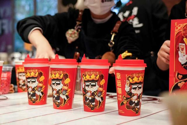 星巴克中国易主求变，幸运咖万店崛起：中国咖啡迎“价格平权	”时代