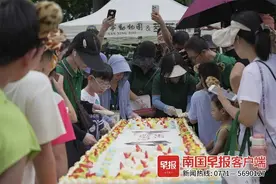 南宁一“网红”黑猩猩过37岁生日，现场火爆！图片