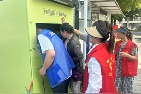 网格员巧手解民忧 误投钥匙终找回图片