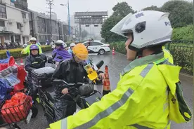 台风“康妮”影响黄浦江轮渡停运，黄浦警方紧急启动非机动车过江方案图片