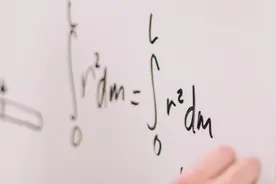 2025年高考数学：Gemini 145分/DeepSeek 143分/ChatGPT 140分/Claude 139分图片