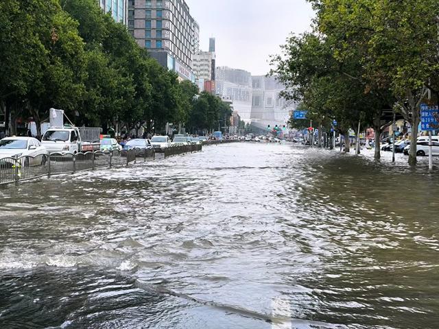 郑州暴雨亲历者：路上漂着电动车
