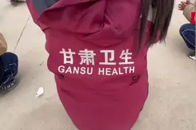 在现场｜小朋友围唱丢手绢  童年小游戏治愈每一颗心图片