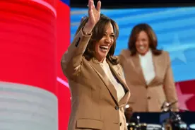 美民主党大会开幕，哈里斯的西装却刷了屏？致敬奥巴马还是“挑衅”共和党，美网友吵翻图片