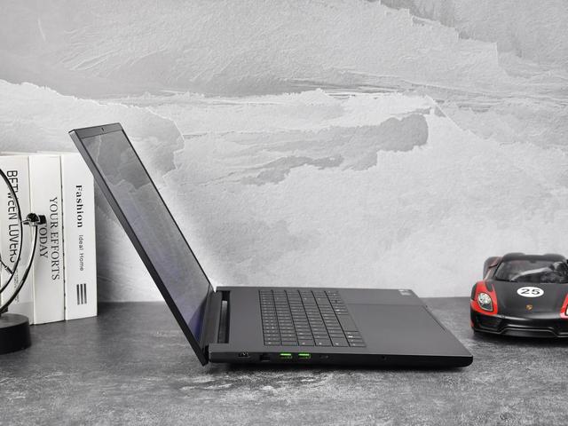 上手体验雷蛇灵刃18 2025：18英寸超薄游戏本天花板