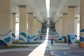 桥下空间，打开超大城市另一片天地图片