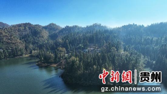贵州毕节七星关：冬日水库碧波荡漾 景色如画