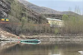 实探“秦皇岛船只侧翻”现场：事故船倒扣在水中，岸边还有20多艘自制游船图片