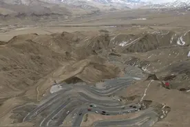 路，在帕米尔高原延伸图片