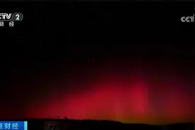 追极光、赏盐湖、观瀑布 各地游客纷至沓来打卡大美中国绚丽秋景图片