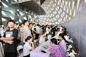 一位资深职业指导师的引路故事：从校园到职场，为学生“职”点迷津图片