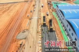 国道208线改扩建工程（襄垣段）首段水稳底基层试验段顺利摊铺图片