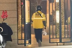 车子被拦小区外，超时却遇申诉难！如何破解外卖员“送餐困局”？图片
