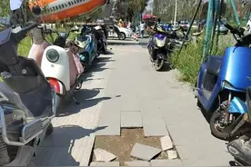 小8跑街|西安地铁2号线红会医院北区站C口外 人行道多处破损待修缮图片