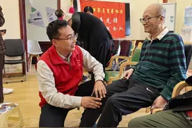 心系高龄老人 90后小伙坚持做中医文化传播者图片