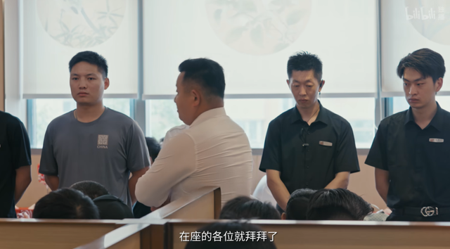 “吃海底捞发现门店挂着狮子和海蛇族徽”，「传销式家族制」才是这个火锅帝国最大的商业机密？