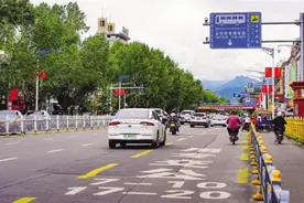 拉萨市公交车专用车道 实行新的通行策略图片