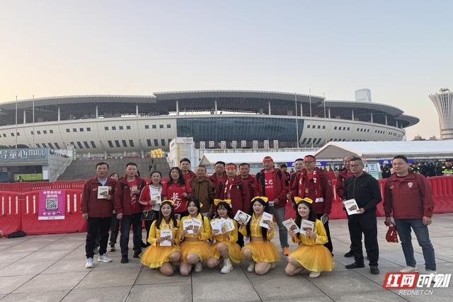 银杏树下开唱、足球场外快闪 桐子坳的秋为何让人们着迷？