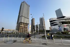 超富人群买房也谨慎？均价超13万元，上海前滩最后一个住宅项目认购爆冷，“工作人员比购房者多”图片