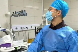 太惊险！女子与家人争吵后吞金......图片