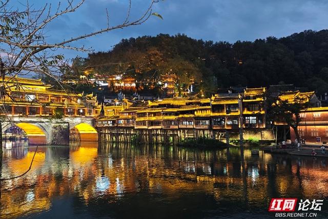 秋游时刻丨凤凰夜色美：泛舟沱江，沉醉古意浪漫