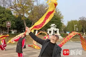 为让残疾人朋友动起来、笑起来，她蒙上双眼琢磨各种动作，手把手教授体育运动图片