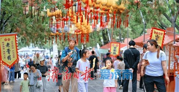 泉城迎来秋凉，游人登临千佛山游玩