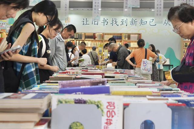 “往里走，安顿自己” ，2025“我与地坛”北京书市开幕首日人流如织