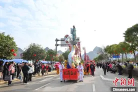 （新春见闻）广西靖西“扮台阁”巡游尽显壮乡风情图片