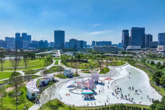 白沙滩、花海、草坪、儿童设施……家门口的“景点”+1！