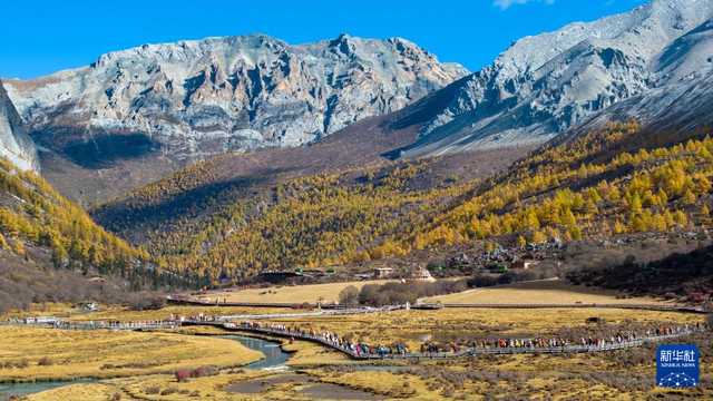 美丽中国丨穿越冰峰 遇见稻城亚丁