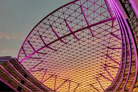 京城天空被晚霞覆盖，如画卷般绚丽多彩图片