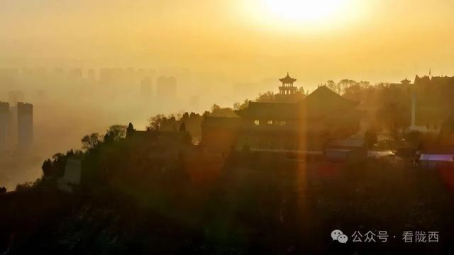 陇西：金曦漫笼仁寿山