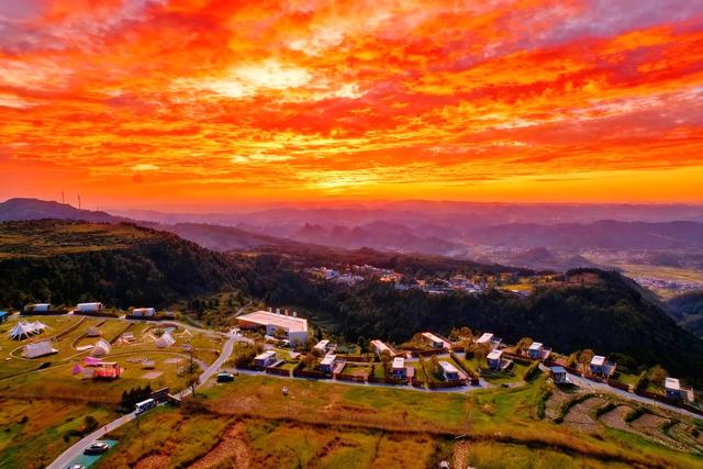 悬崖边上的超绝民宿，左拥醉美霞光，右抱璀璨星光