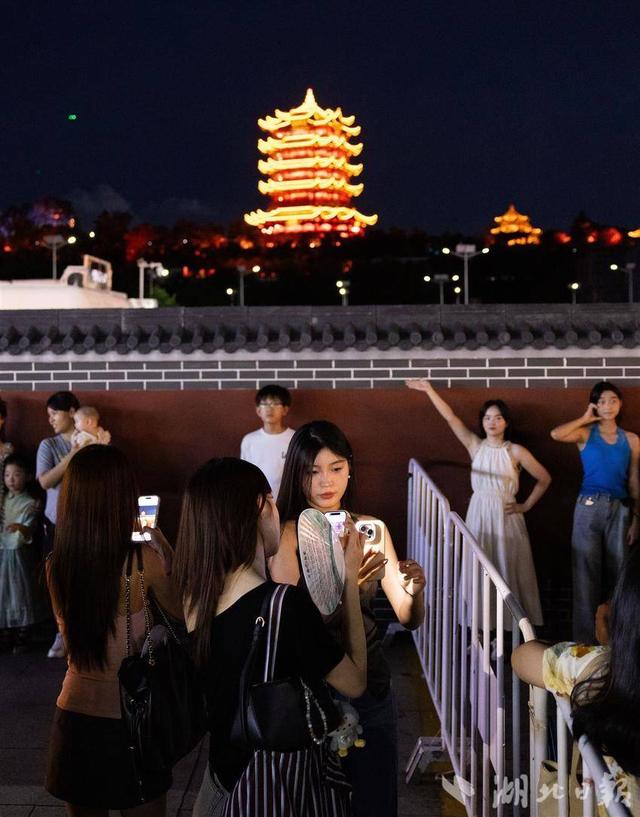 黄鹤楼红墙秒变“星光大道”，氛围感拉满！