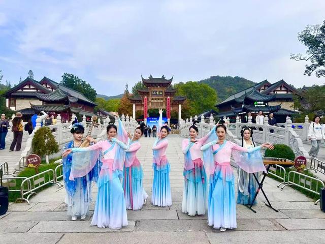 “今天我去栖霞山了！”