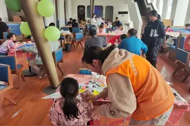 文化进万家｜胶州市九龙街道开展“童趣传非遗 巧手绘纸鸢”风筝彩绘DIY活动图片