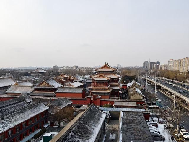紫禁雪晴望雍和，一重金瓦一重天
